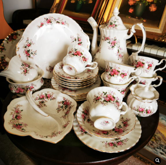 ROYAL ALBERT LAVANDER ROSE 5 trio, tea pot, 2 sugar bowl, milk jug 