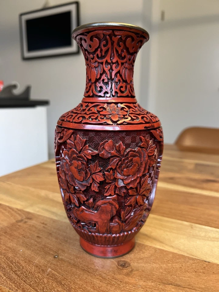Schöne Chinesische Rotlackvase, Messingkorpus China, geschnitzt Pflanzen-Dekor - Bild 3 von 4
