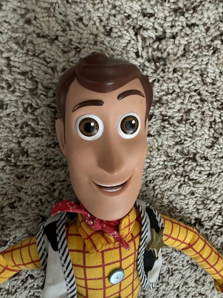 Toy Story Woody Muñeca parlante de cuerda Disney Trading Ltd Londres con ojo de buey Foto 2 de 4