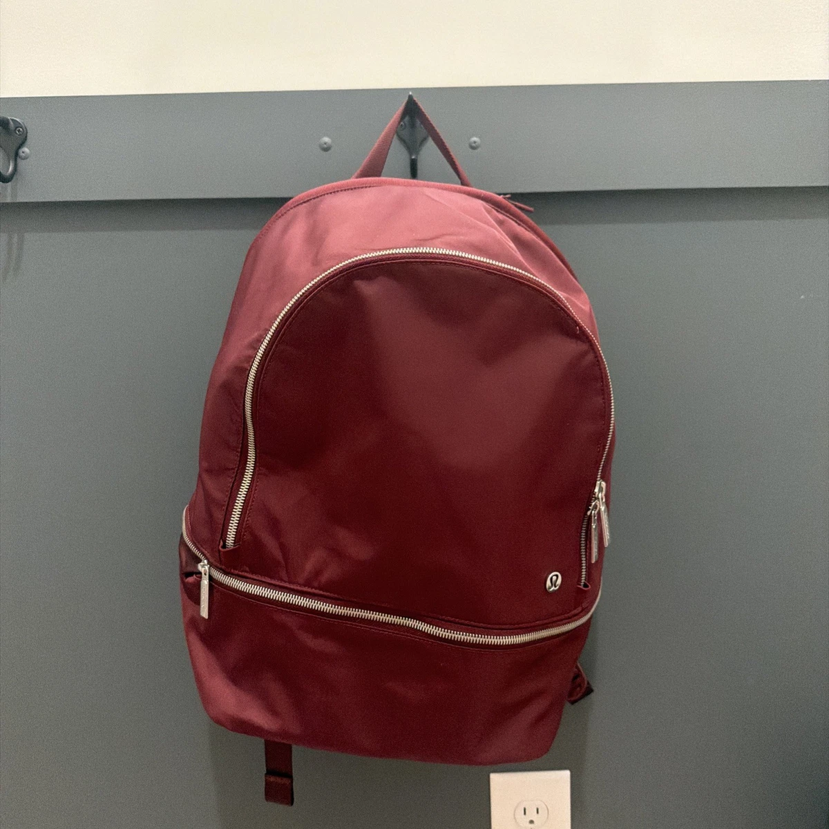 lululemon white gym bag tote (Plain White) Default Title:Giant Traveler Backpack Leather Small SPACIOUS MAIN COMPARTMENT Free Zip & Zoe This duffle has ample
