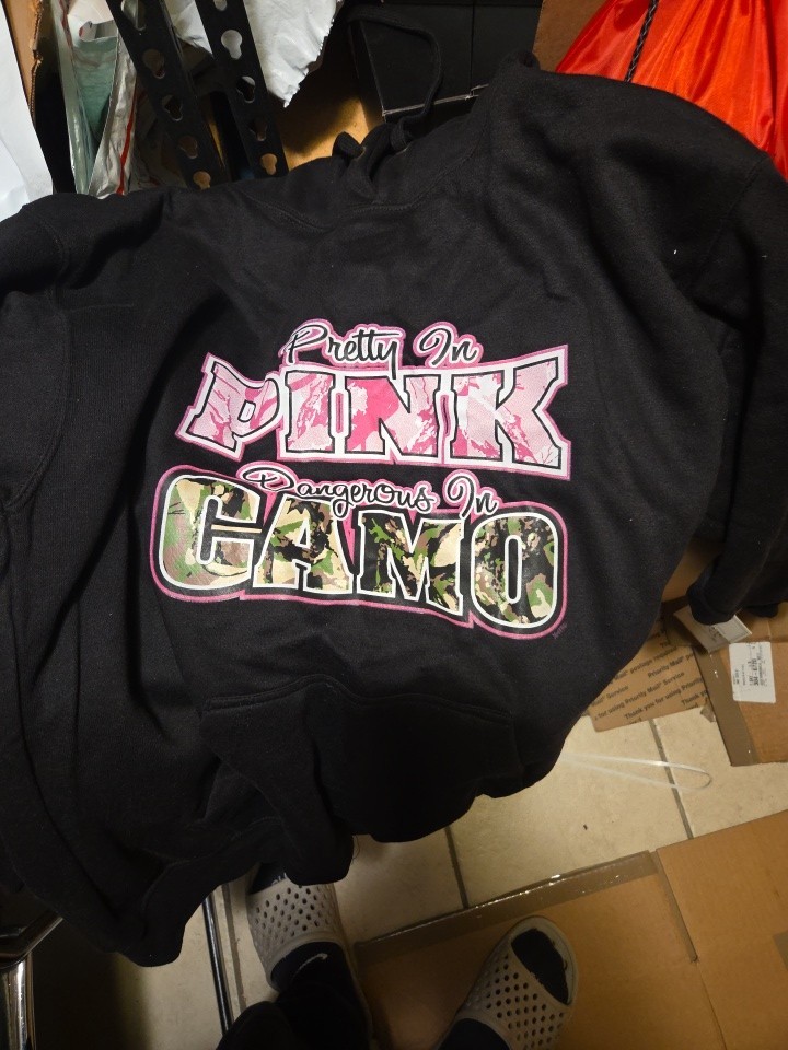 CAMISETA BONITA EN ROSA PELIGROSA EN CAMUFLAJE NEGRA ADULTO TALLA L