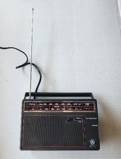 Vintage GE General Electric AM/FM Two-Way Portable Radio Model 7