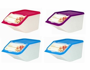 dry food container with scoop
