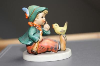 Vintage Berta Hummel W Germany kleiner Junge mit Vogel ''Gesangsunterricht''