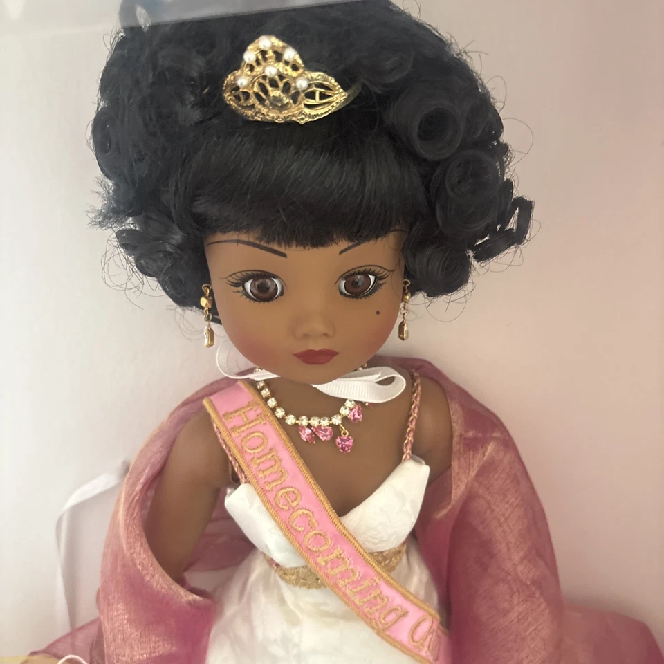 Muñeca afroamericana Madame Alexander Homecoming Queen Cissy con certificado de autenticidad y caja Foto 2 de 4