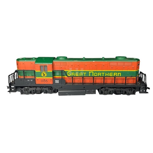 AHM HO Scale Great Northern GP-18 1186 Dummy Locomotive Engine & Bachman Flatbed - Picture 7 of 24