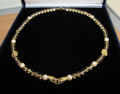 Edle Citrinkette mit Muschelkernperlen und goldfarbenen Zwischenteilen