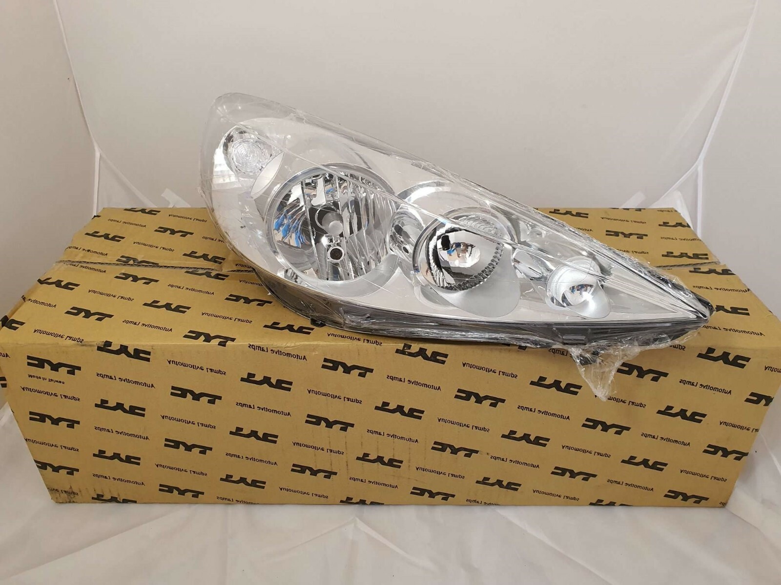 Phare droit Peugeot 206+ pour remplacer optique cassée avec moteur électrique H7 H1