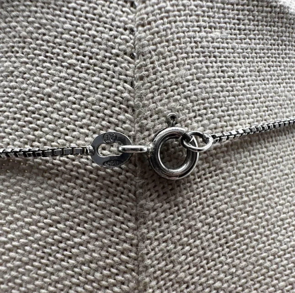 Hermoso collar medallón ovalado de plata de ley con perlas rosadas Foto 4 de 4