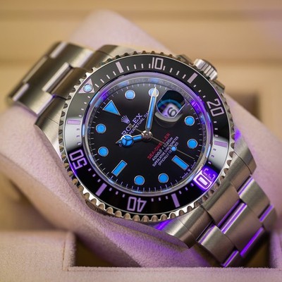 cox　特大モダンアート　ロレックス Rolex Sea-Dweller 2024 Rolex Sea-Dweller 43 Red Letters 126600 Box & Papers MINT
