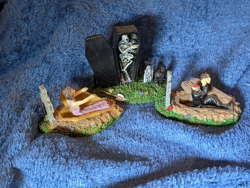 Lot Of 2 Ret Lemax Figurines 72375 62201 Spooky Graveyard & Back From The Dead