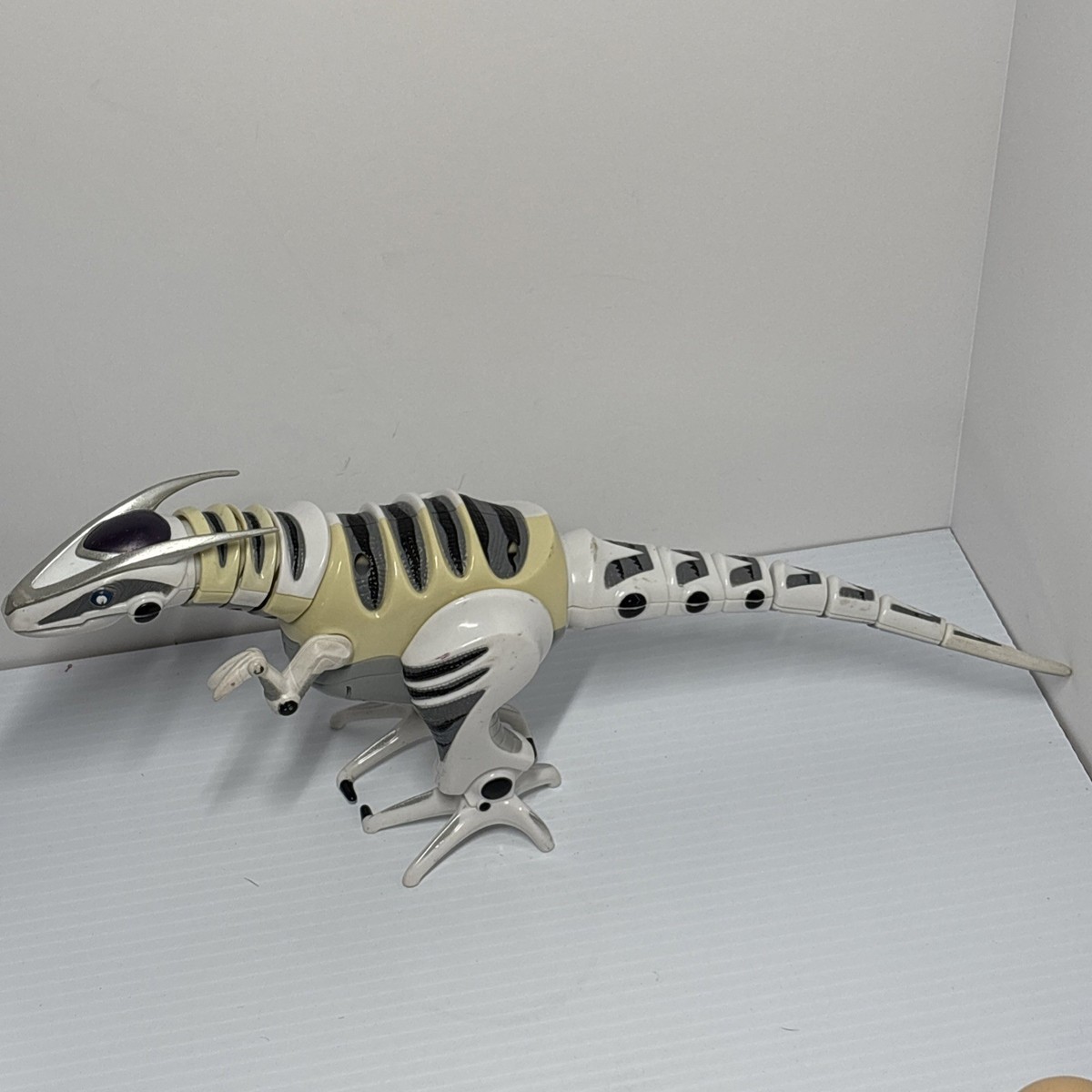 Roboraptor, le mini robot dinosaure articulé de WowWee