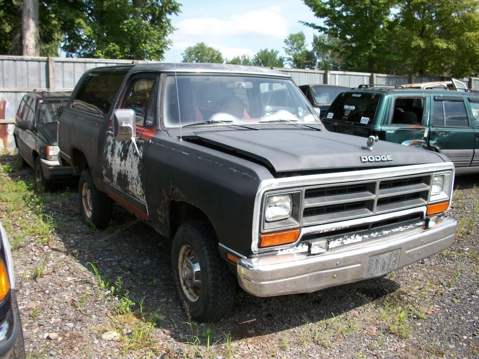 Dodge Ramcharger Right Hood Hinge OEM Passenger Side 93 92 91 90 89 88 87 86 85 - Imagem 3 de 4