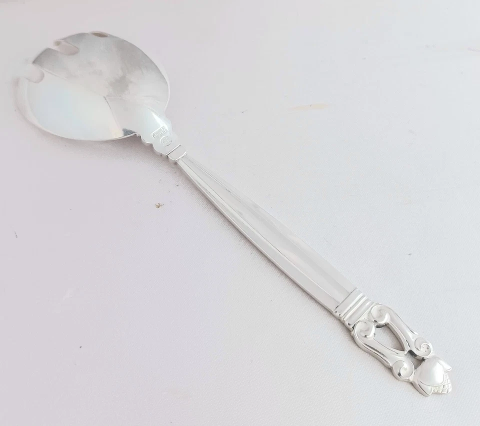 Tenedor para servir pequeño Acorn de Georg Jensen Sterling 8" Foto 2 de 4