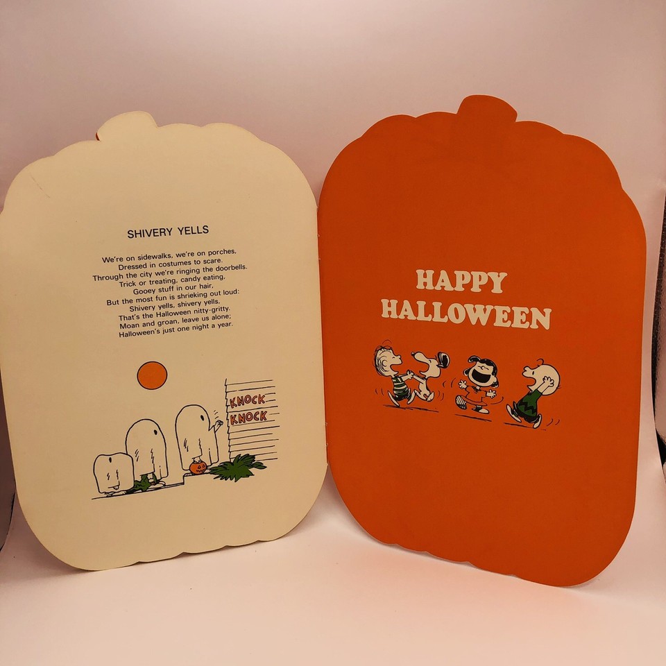 1966 Hallmark The PEANUTS Book Of Pumpkin Carols With Inscription 1977