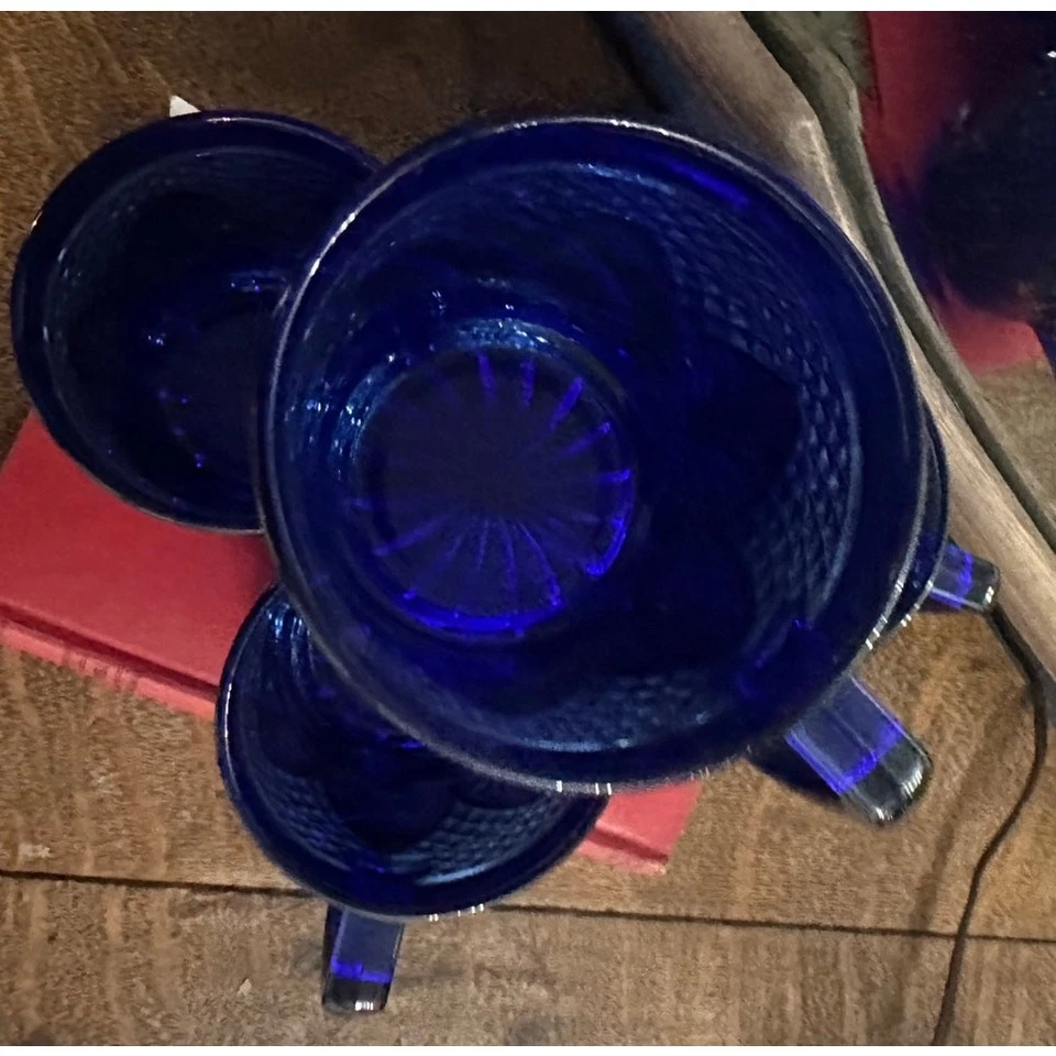 Juego de cuatro tazas de café vintage de vidrio azul cobalto para el hogar francés con patrón texturizado  Foto 3 de 4