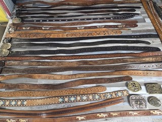 LOTE DE 80 CINTURONES DE CUERO CINTURONES MECANIZADOS A MANO VINTAGE CONTEMPORÁNEOS UNISEX WESTERN