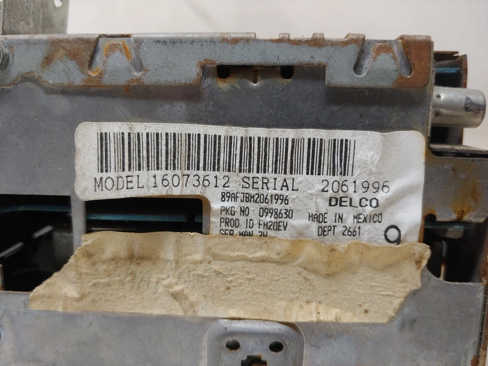 Factory Delco Stereo Radio AM FM Cassette 1990s 16073612 OEM - Image 2 of 3