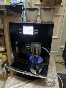 Jura GIGA X8c Professioneller kommerzieller Kaffeevollautomat von Bohnen zu Tassen