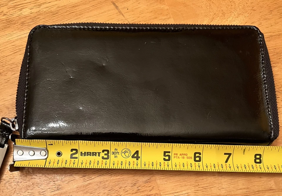 CARTERA KENNETH COLE DE CHAROL NEGRA CON CREMALLERA ALREDEDOR Foto 4 de 4