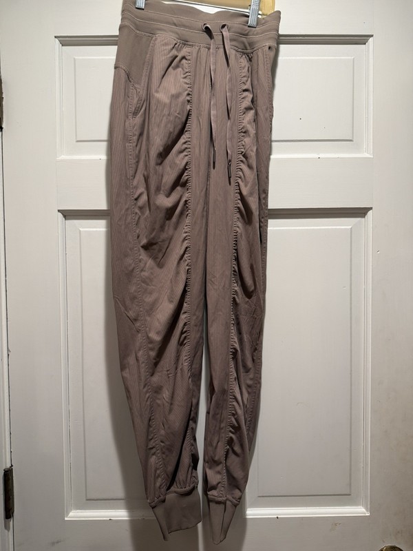 Lululemon Women's Lightweight Pull On Joggers Taupe Size 2 EUC