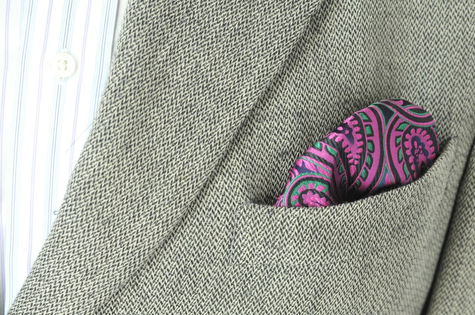 Lord R Colton Masterworks Trikala Magenta Paisley Bolsillo Cuadrado Seda Nuevo Foto 3 de 3