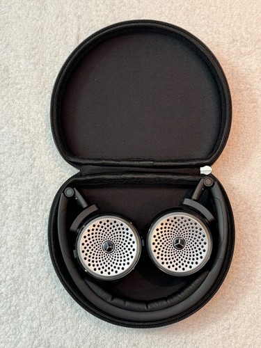 Mercedes Bluetooth Stereo rear entertainment Headphones AKG P104 W/Case TESTED - 第 2/12 張圖片