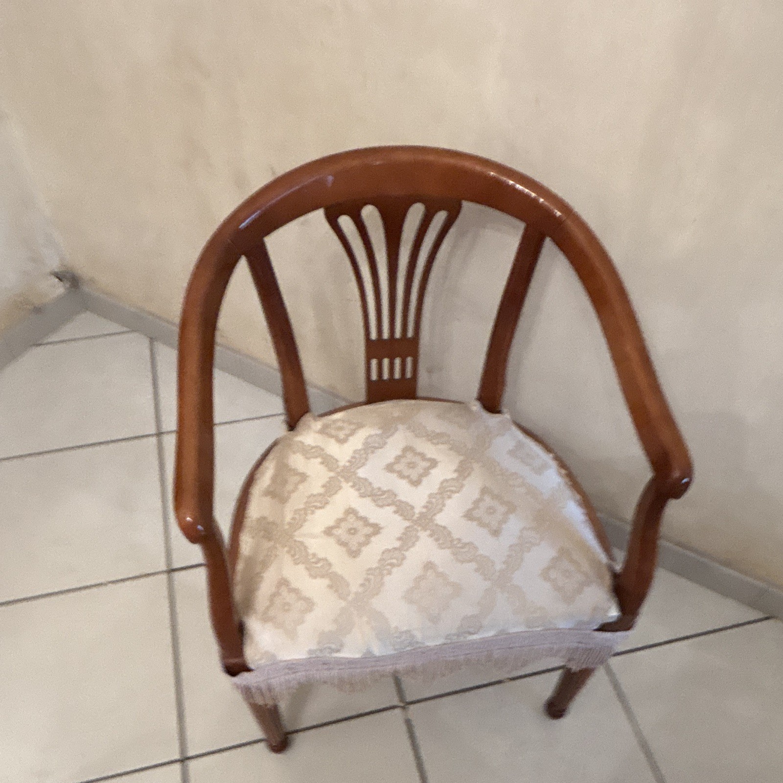 Poltroncina con braccioli in legno marrone, imbottita beige in tessuto motivo