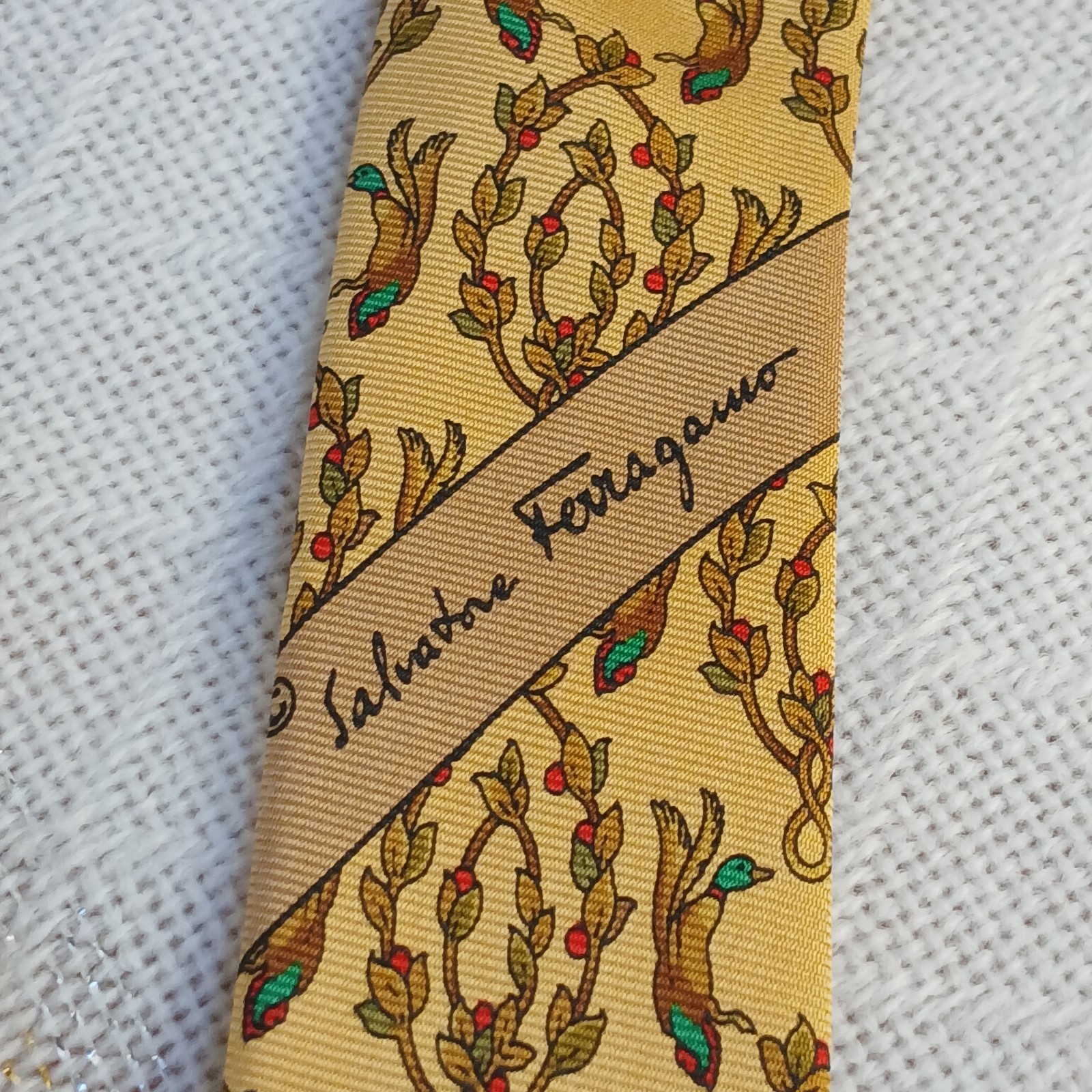 SALVATORE FERRAGAMO YELLOW ITALY 100% SILK MEN NECK TIE DUCKS DESIGN Vintage