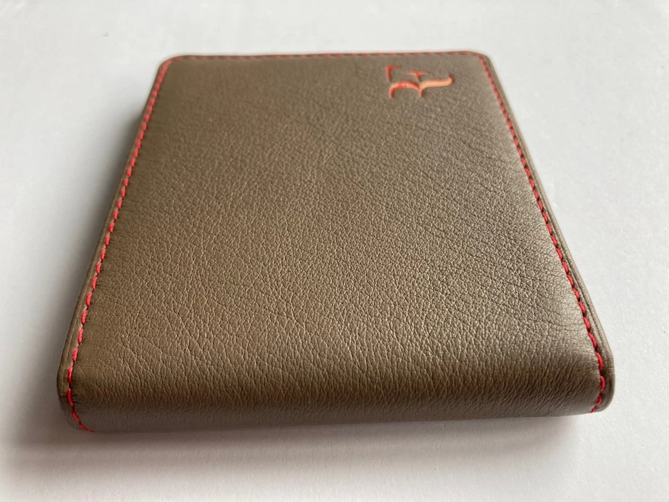Roger Federer 粉底 RF 皮革钱包 - 2013 RFF 商店 - 棕色带红色盒 — 第 4/4 张图片