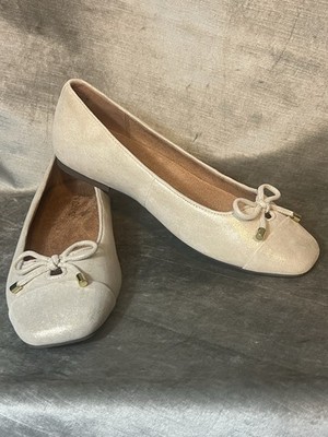 Vionic Klara Gold Shimmer Flat Shoes w/Extra Insoles. Size 9W