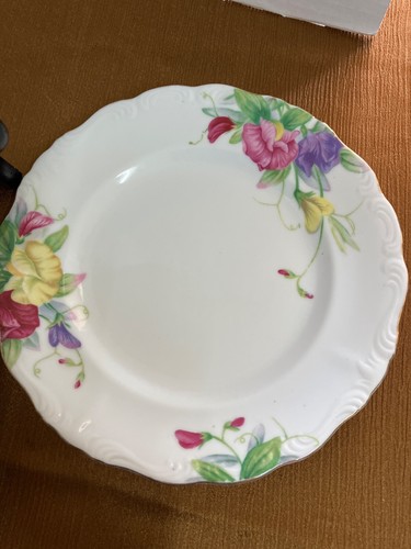 "CHERRY CHINA" BRAND 4 Pc Luncheon Plate FLORAL DESIGN With GOLD TRIM BEAUTIFUL - Picture 4 of 14