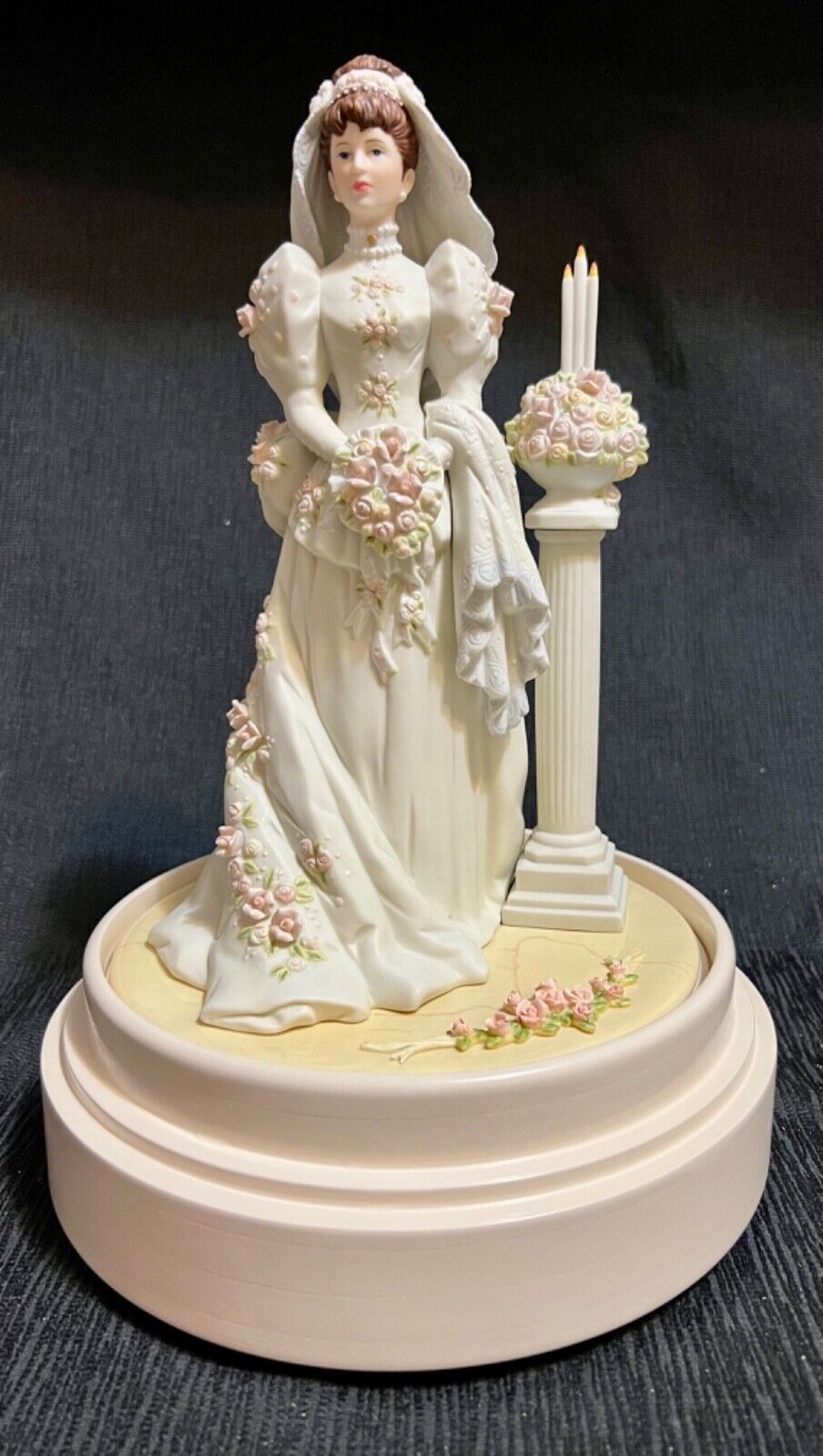 Avon President's Club Mrs Albee Musical Bridal Figurine Bach's Minuet No 3 MIB