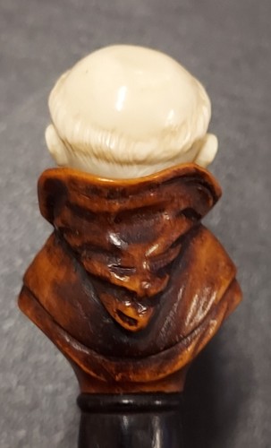 Antigua estatuilla tallada a mano que representa a un monje - Imagen 4 de 12