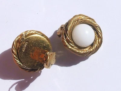 CHANEL / BOUCLES D'OREILLES A CLIPS ANCIENNES 1960/70 en Métal doré et Opaline - Photo 1/4