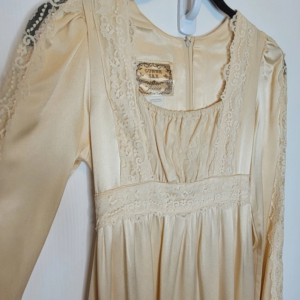 Vestido de novia de colección Gunne Sax satinado encaje recortado talla 7 moderno XS marfil Foto 2 de 4