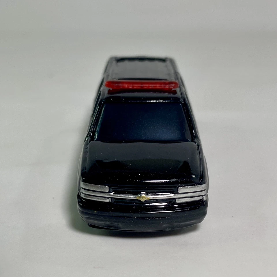 Maisto 2001 Chevrolet Suburban Black 1:64 Diecast Diorama Model Police Car - Image 3 of 4