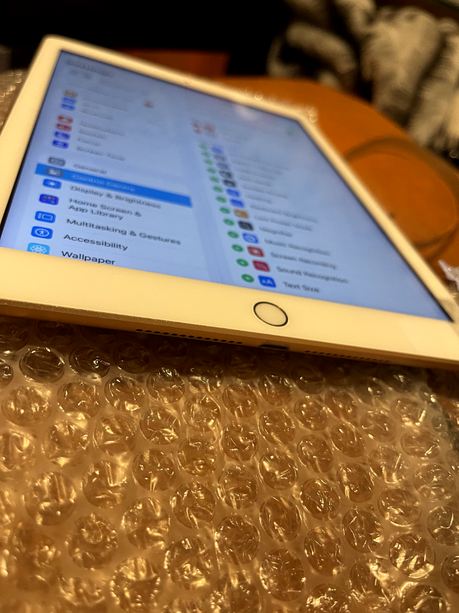 Apple iPad 6th Gen. 2018 - 32GB Wi-Fi 9.7in. - Gold - Fully