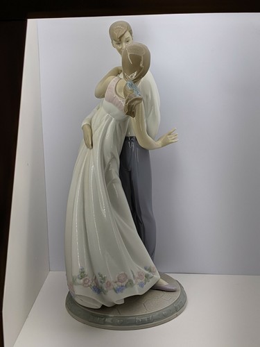 LLADRO Figurine Rare Love’s Little Surprises Couple #6746 MINT Condition - Picture 6 of 11