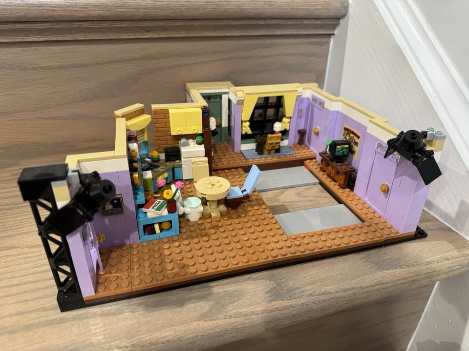 LEGO IDEAS 21319 and 10292 Friends Television Series - Open And Built - Image 3 of 4