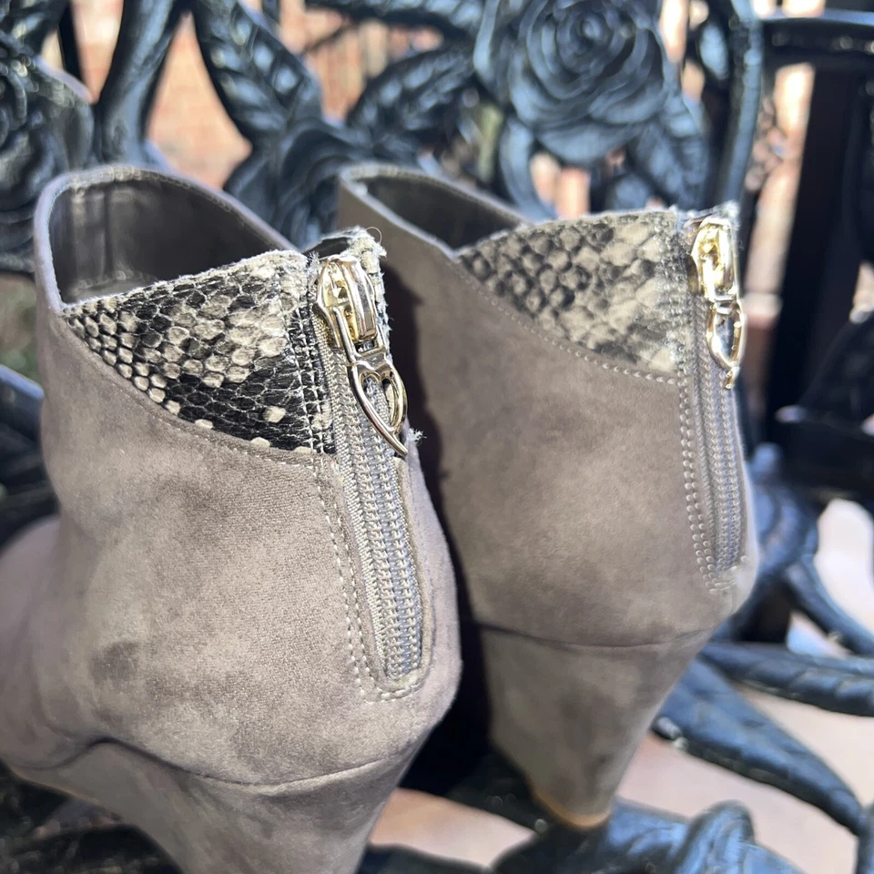 Women’s Thalia Sodi Booties Wedges  Size 7 Light Grey Zipper snakeskin edging - Image 3 of 4