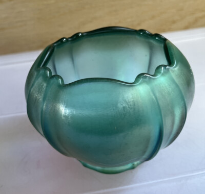 Gestempelte Glasschale Fenton grün opalisierend Tulpe Design