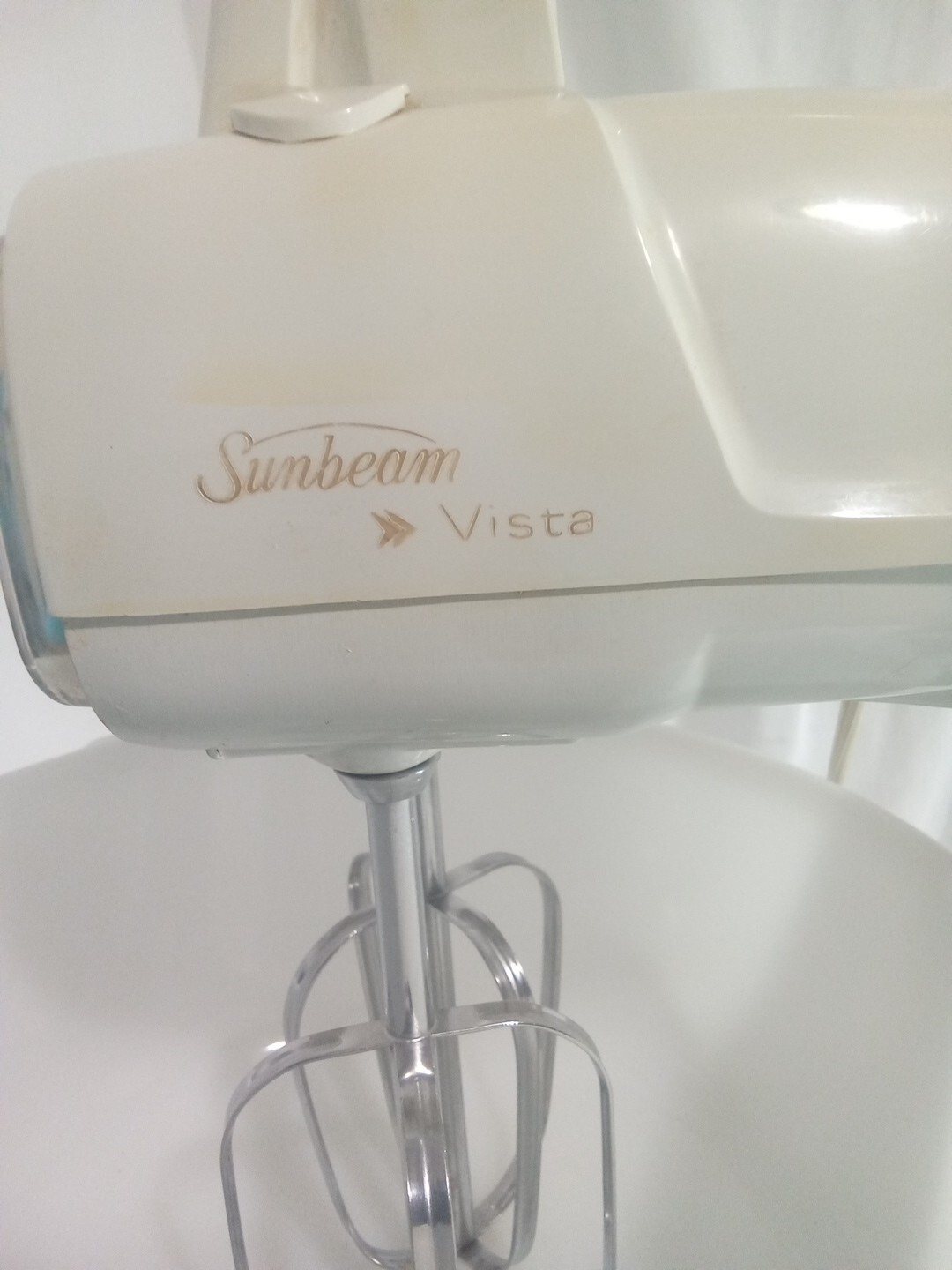 Vintage Sunbeam Vista Deluxe Mixmaster 12 Speed with Mixers And Bowl. Nice Cond.