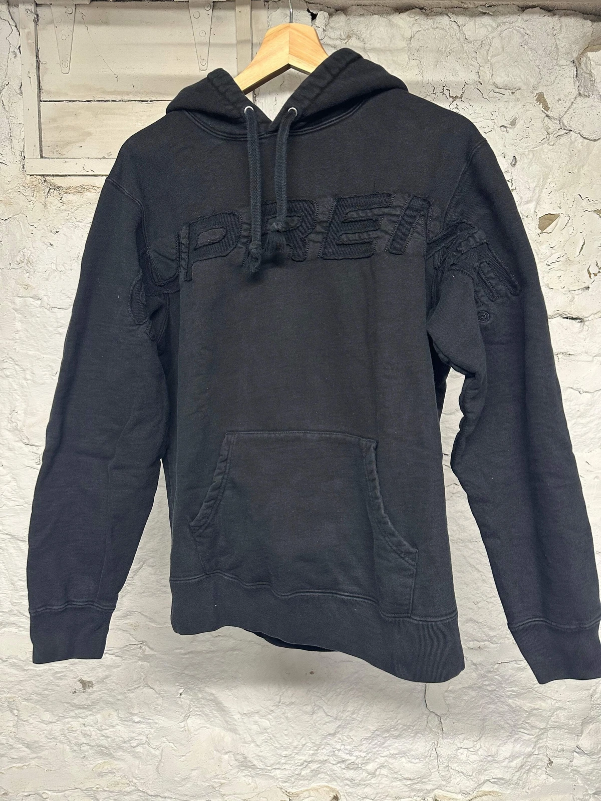 Sweat à capuche noir Supreme Embossed Spellout taille M