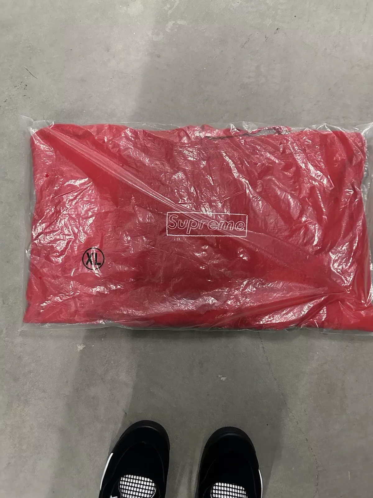 Sweat à capuche SUPREME KAWS logo boîte craie rouge EN MAIN XLgrand + STICKERS