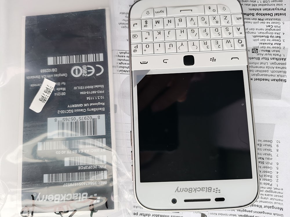 BlackBerry Q10 (UNLOCKED) 16GB Black / White QWERTY Smartphone