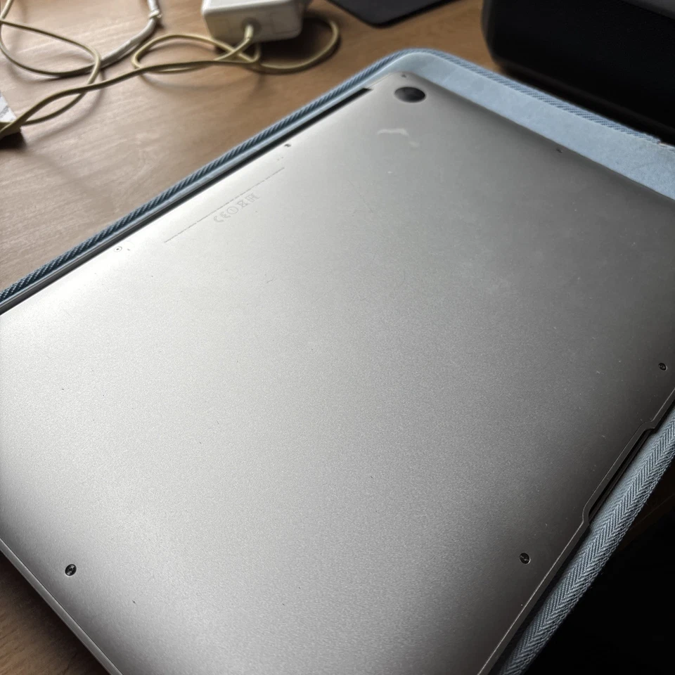 Apple MacBook Air 13.3"  2012  - 256GB SSD (Upgraded to 1TB) - 8GB Ram - used - Image 4 of 4