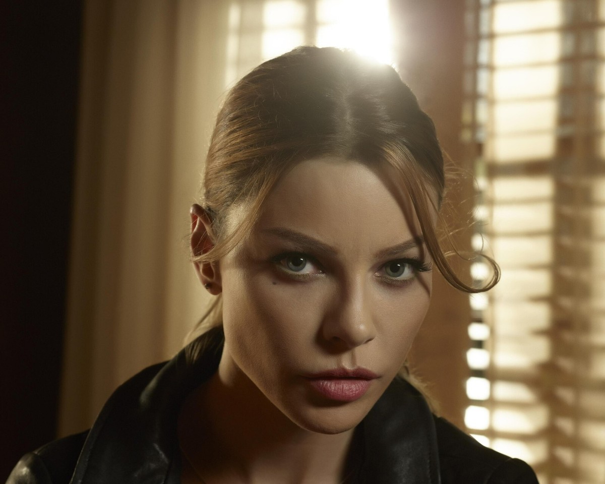 LAUREN GERMAN Unsigned 8x10 Photo #2 LUCIFER DETECTIVE MODEL CHLOE