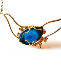 Beau petit collier créateur métal doré et pierre bleue intense
