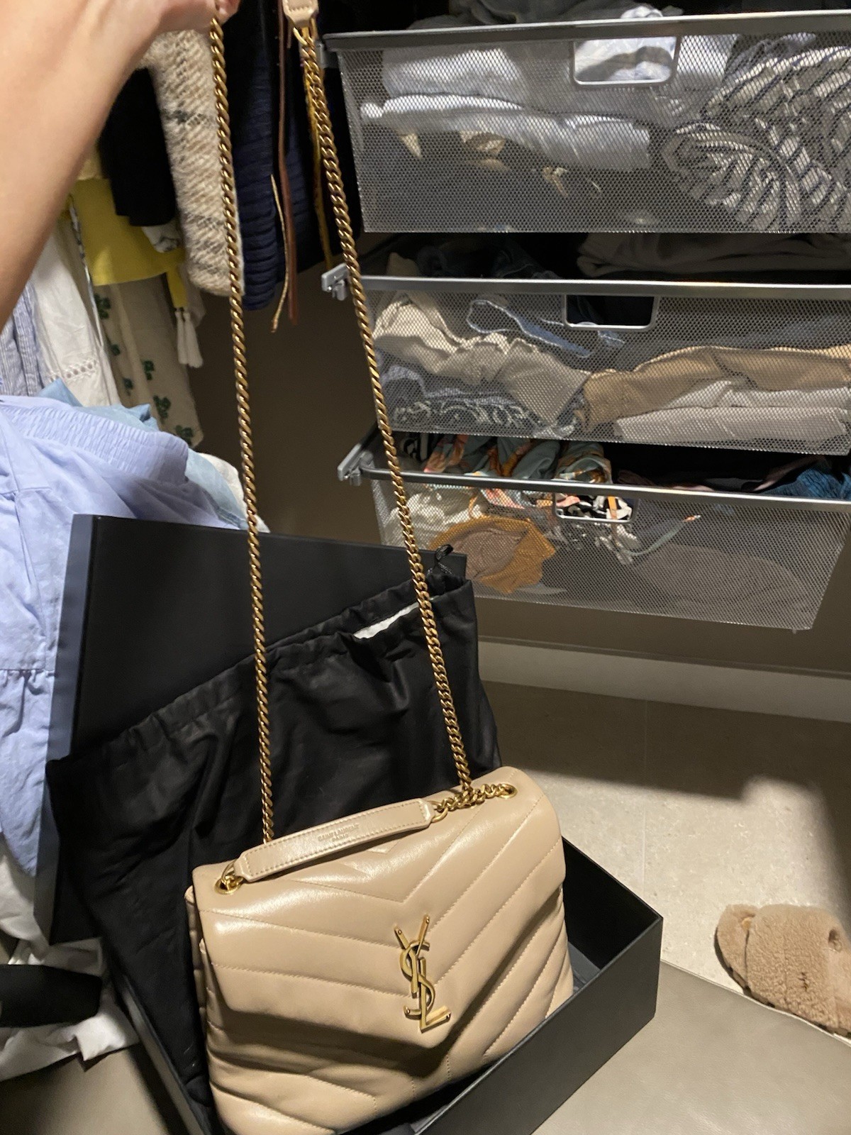 Borsa a tracolla Saint Laurent Loulou piccola in pelle beige scuro trapuntata